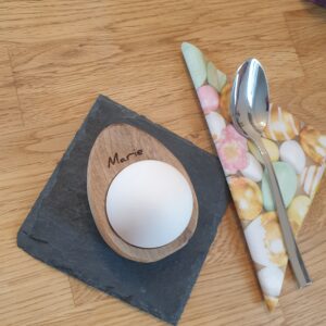 personalisierter Eierbecher aus Eiche