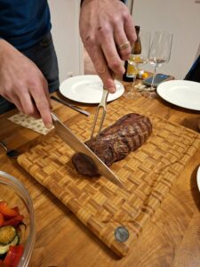 Braten auf edlem Schneidebrett wird angeschnitten